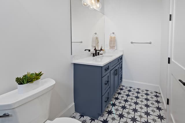 Eighth Bedroom, Ensuite