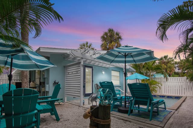 Outdoor Dining and Lounge