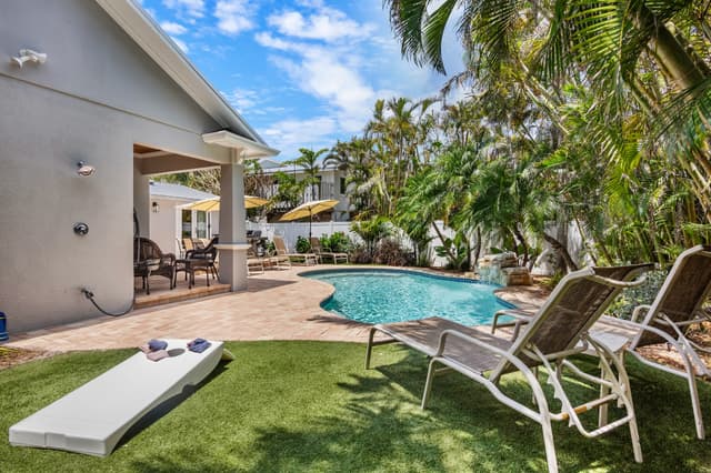Private Pool, Poolside Loungers