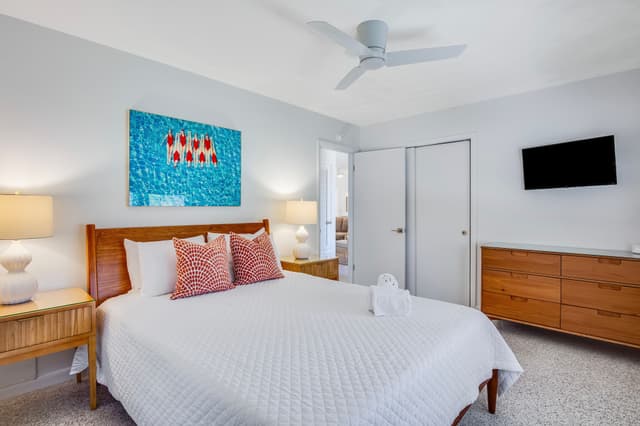 Third Bedroom, Queen