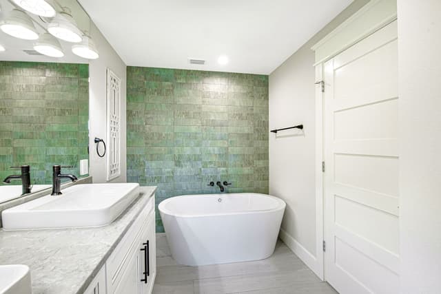 Second Bedroom (3rd Floor), Soaking Tub