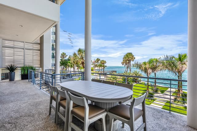 Main Balcony, Dining Area