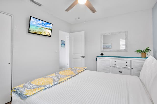 Primary Bedroom, Queen bed