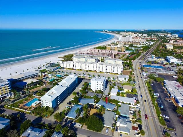 Short Walk to Beach, Shops and Restaurants