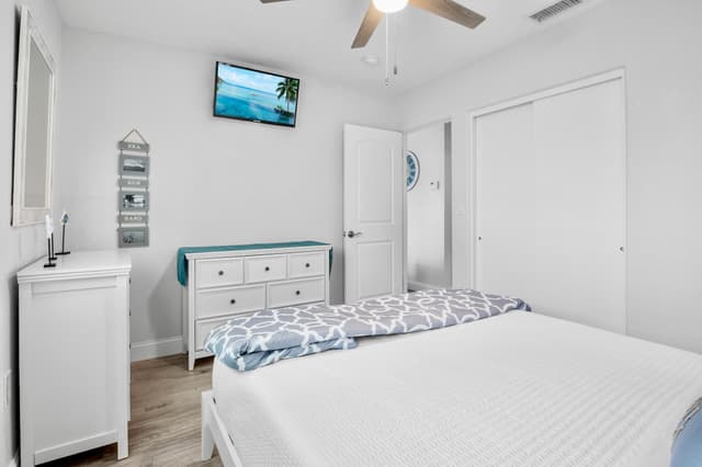Primary Bedroom, Queen bed