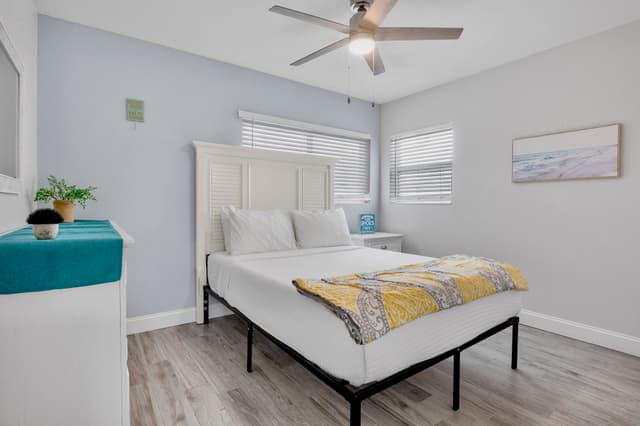 Primary Bedroom, Queen bed