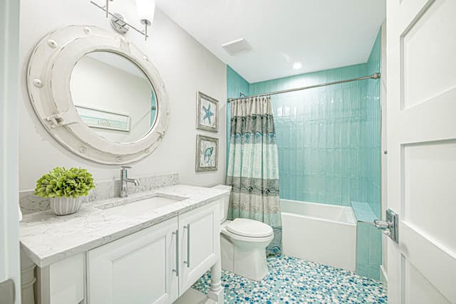 Seventh Bedroom (2nd Floor), Ensuite Bath with Tub/Shower Combo