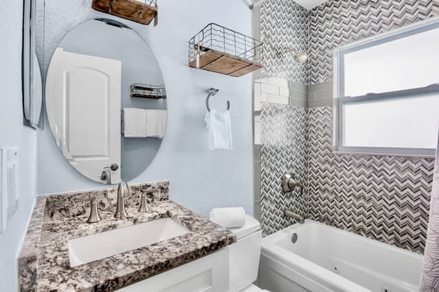 Hall Bathroom with shower/tub combo