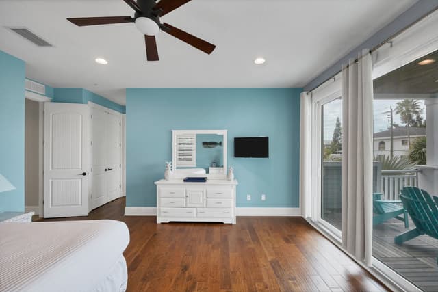 Primary Bedroom (4th floor), King bed