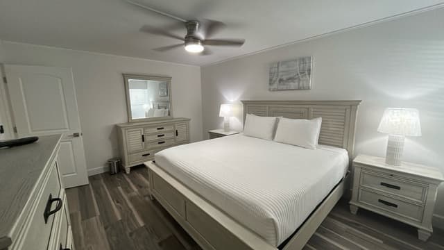 Master bedroom, King bed