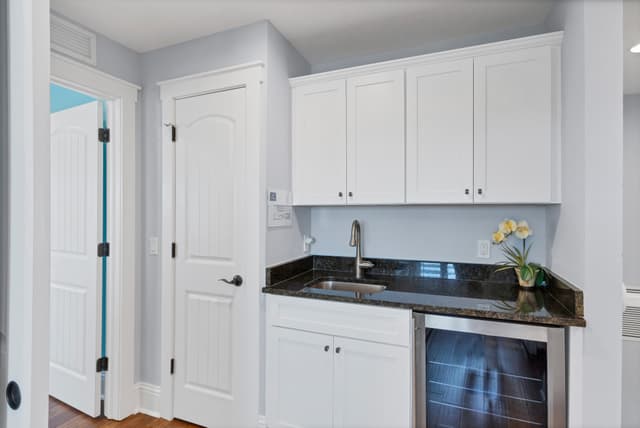 Counter bar perfect for morning coffee
