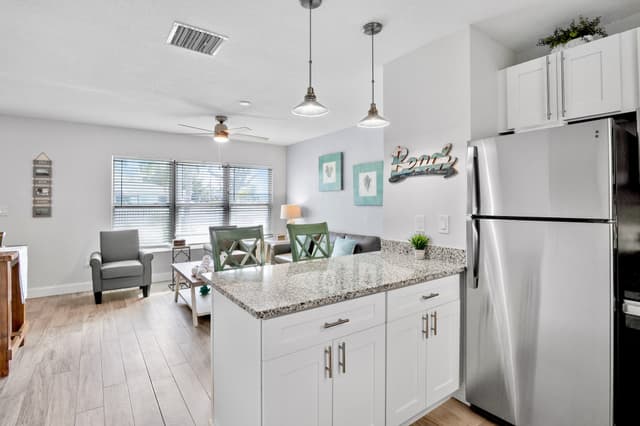 Fully equipped kitchen with breakfast bar