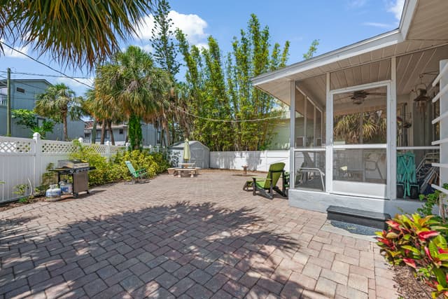 Outdoor Lounge and Grill