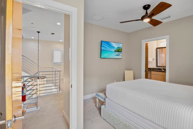 Second Bedroom, Queen