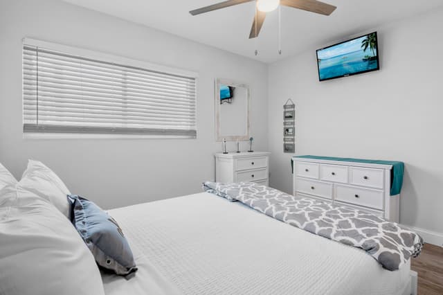 Primary Bedroom, Queen bed