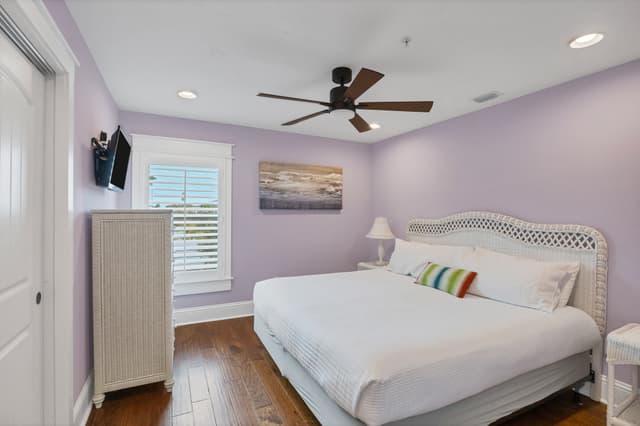 Sixth Bedroom (3rd floor), King bed