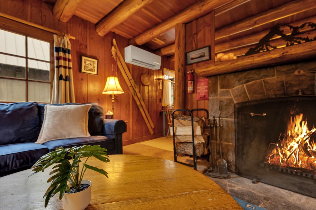 Berghuttlein Getaway - Cozy family alpine retreat with creek access — photo 2