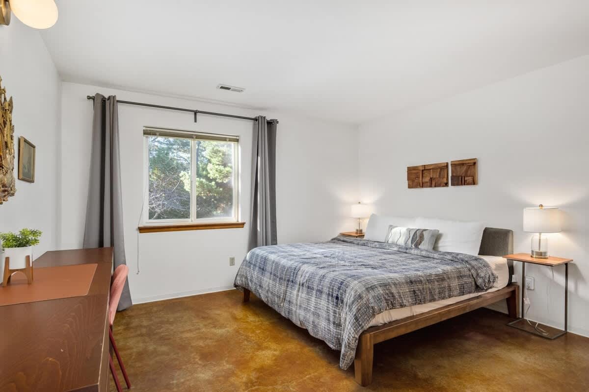 Blue Heron: Modern Retreat, Hot Tub, Chef Kitchen — photo 36