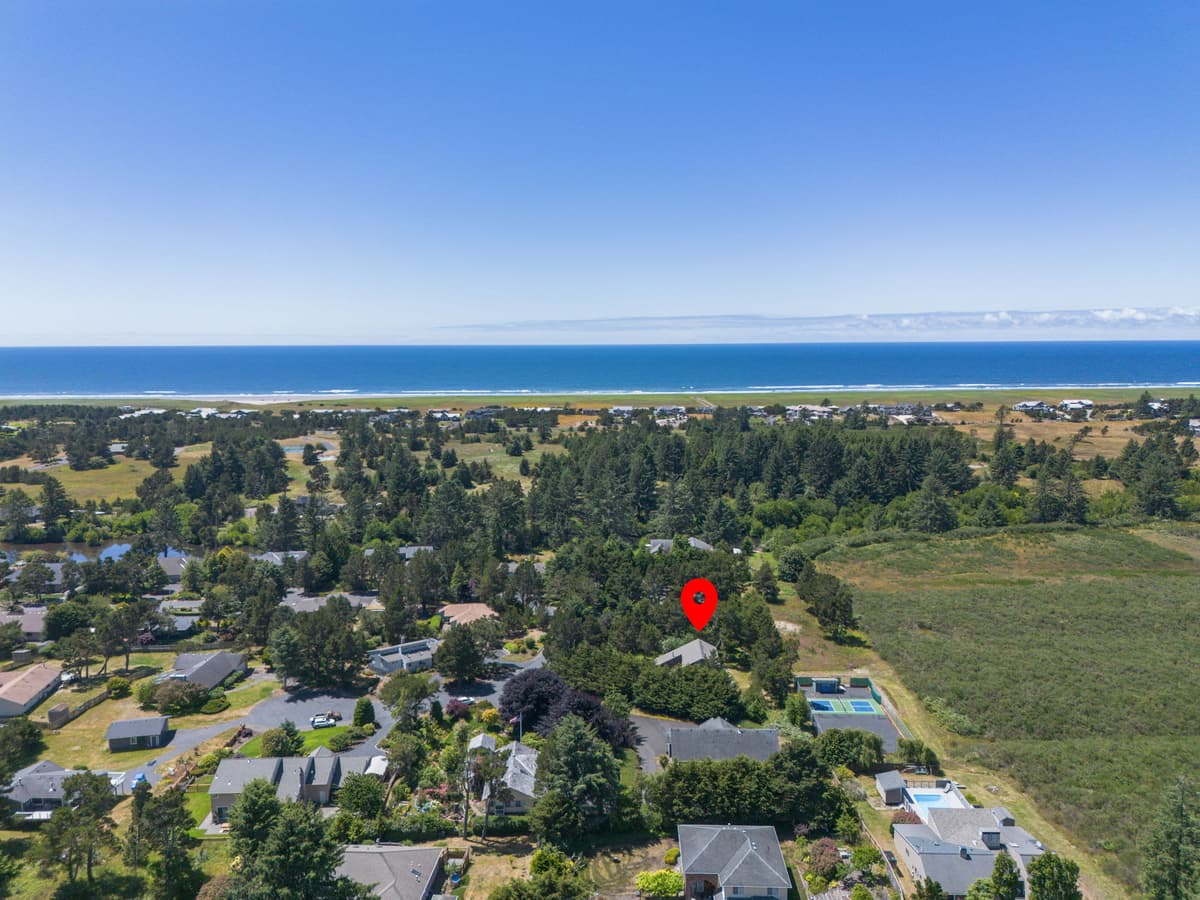 Blue Heron: Modern Retreat, Hot Tub, Chef Kitchen — photo 52