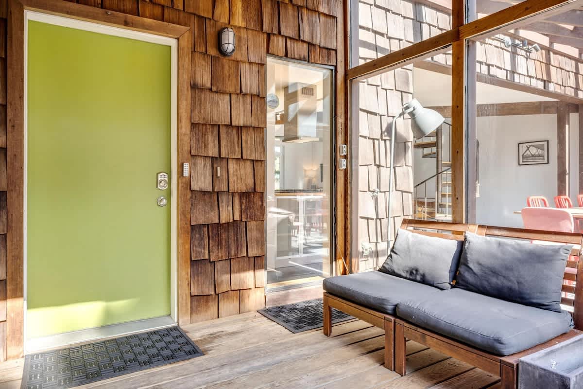 Blue Heron: Modern Retreat, Hot Tub, Chef Kitchen — photo 10