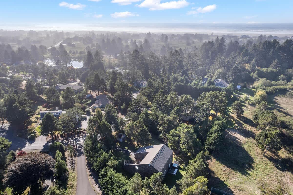Blue Heron: Modern Retreat, Hot Tub, Chef Kitchen — photo 55