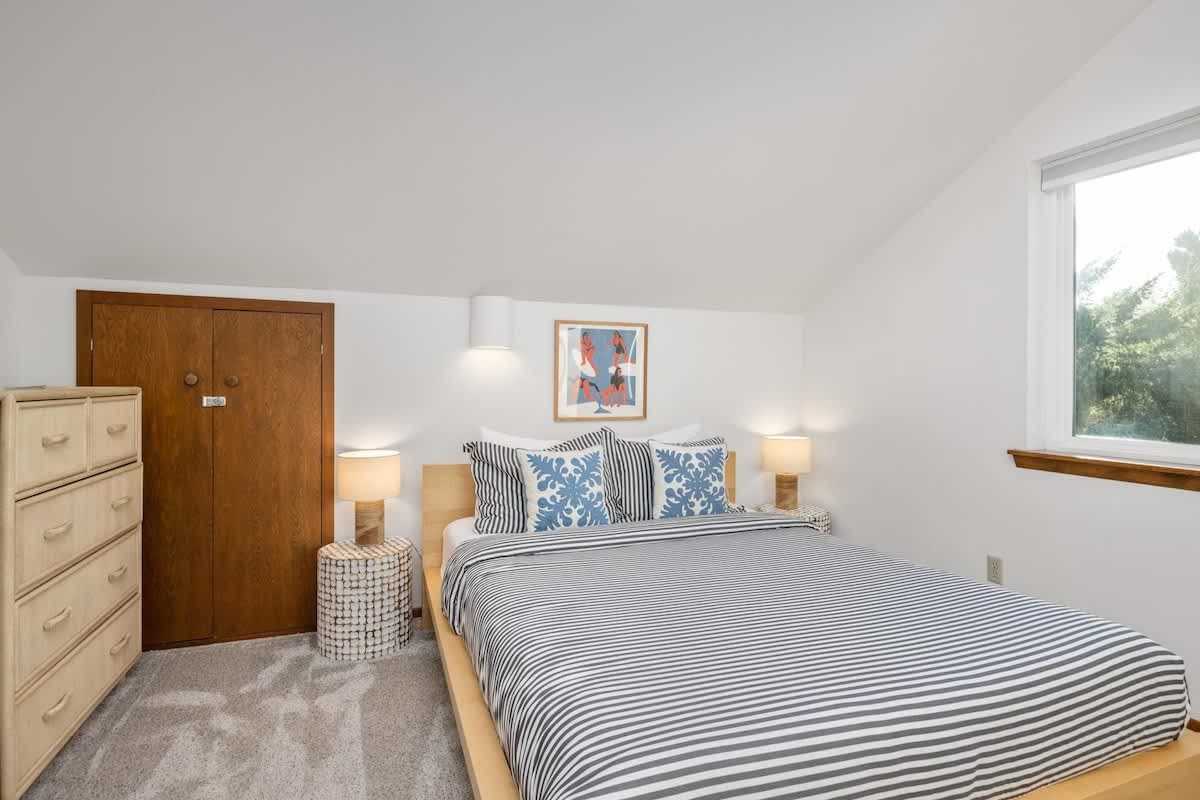 Blue Heron: Modern Retreat, Hot Tub, Chef Kitchen — photo 41