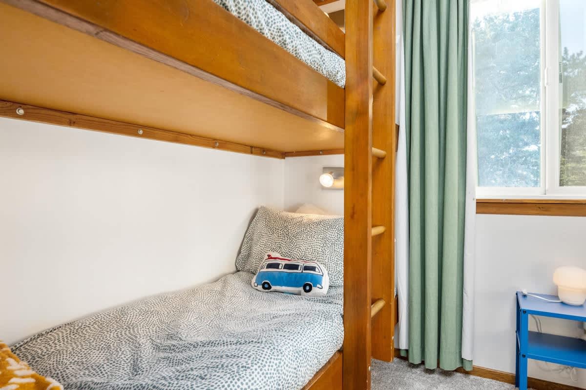 Blue Heron: Modern Retreat, Hot Tub, Chef Kitchen — photo 35