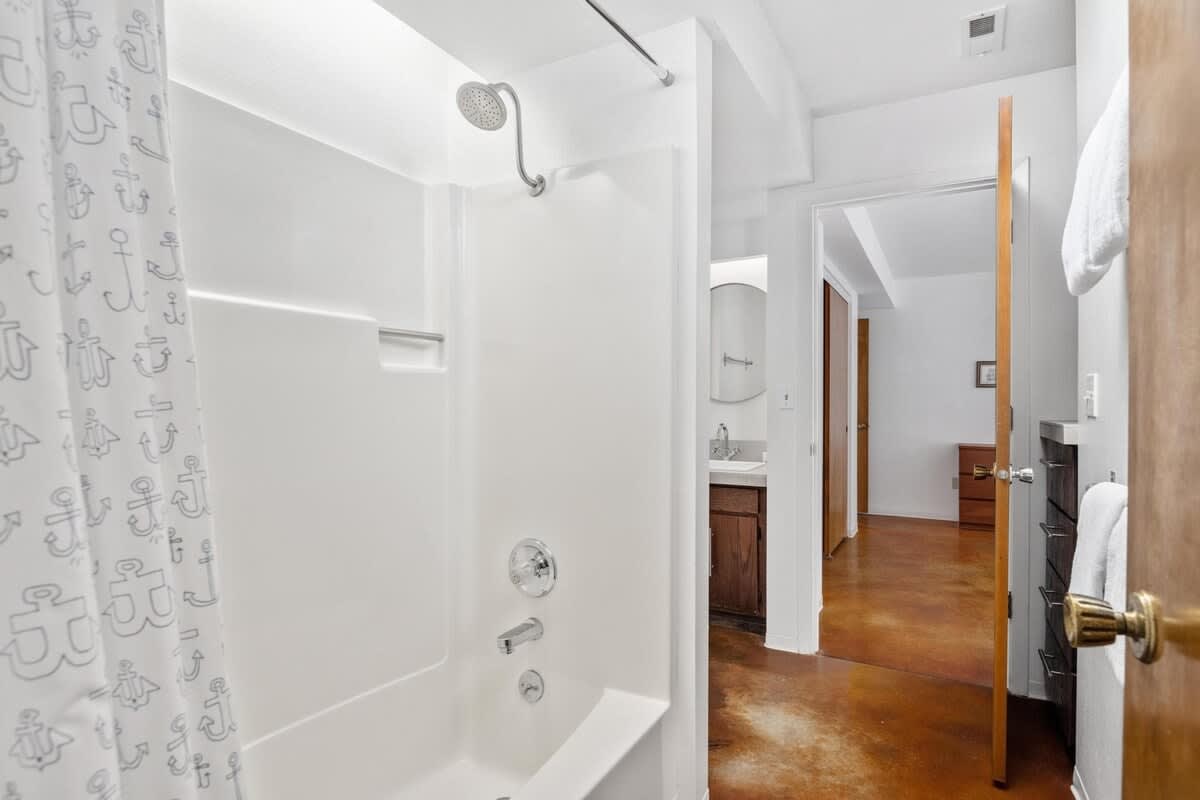 Blue Heron: Modern Retreat, Hot Tub, Chef Kitchen — photo 39