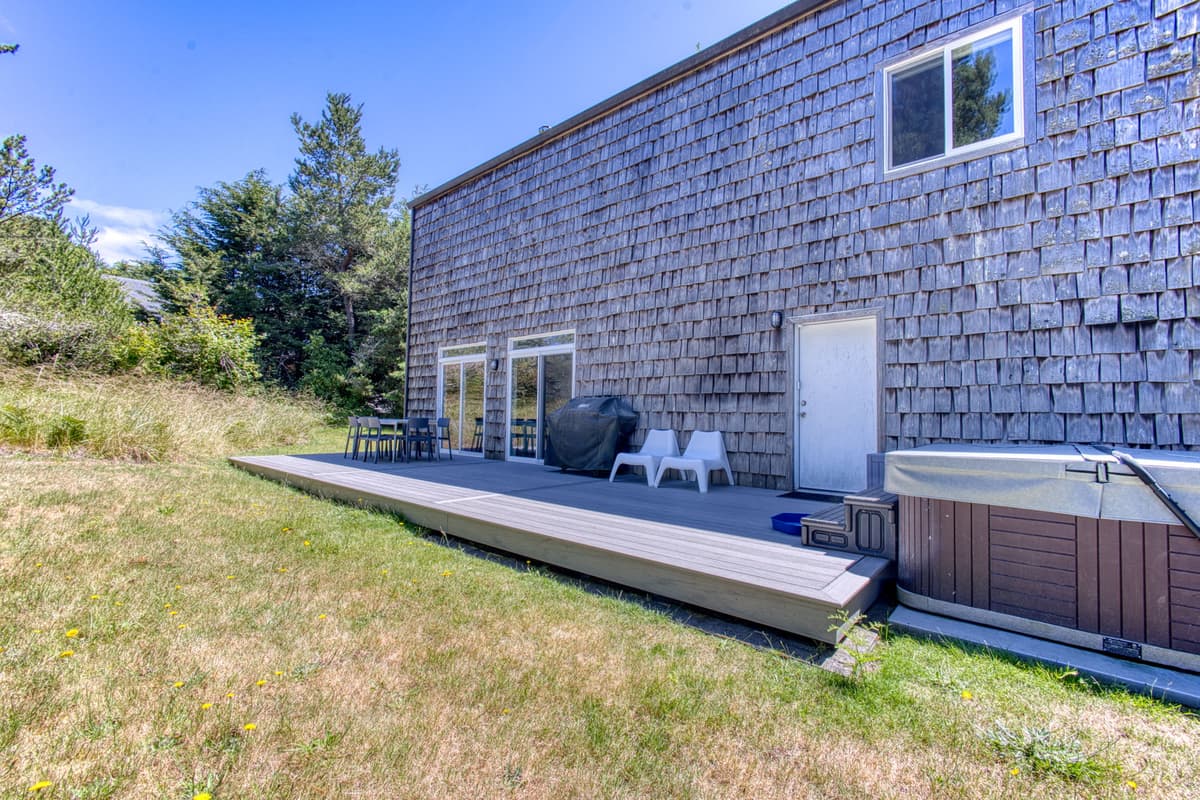 Blue Heron: Modern Retreat, Hot Tub, Chef Kitchen — photo 24