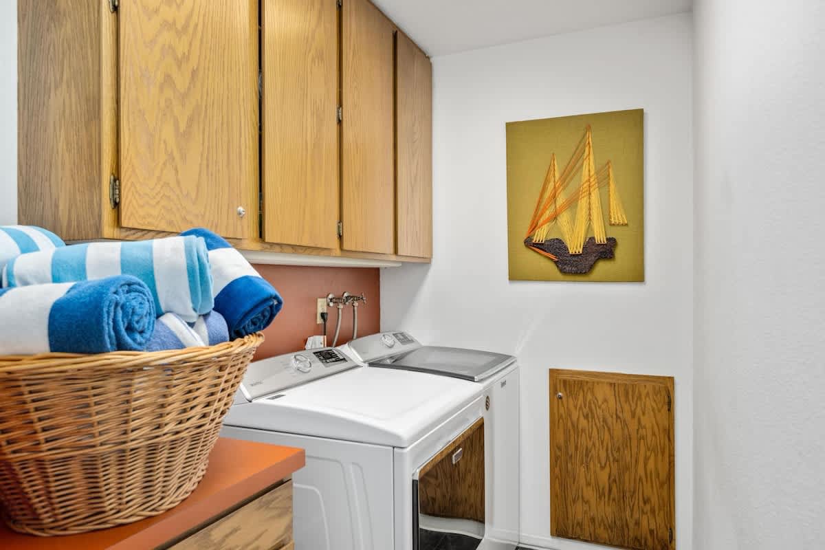 Blue Heron: Modern Retreat, Hot Tub, Chef Kitchen — photo 46