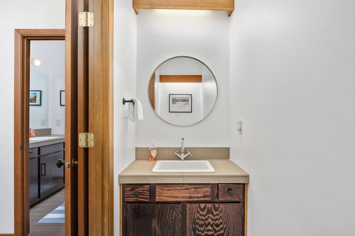 Blue Heron: Modern Retreat, Hot Tub, Chef Kitchen — photo 40