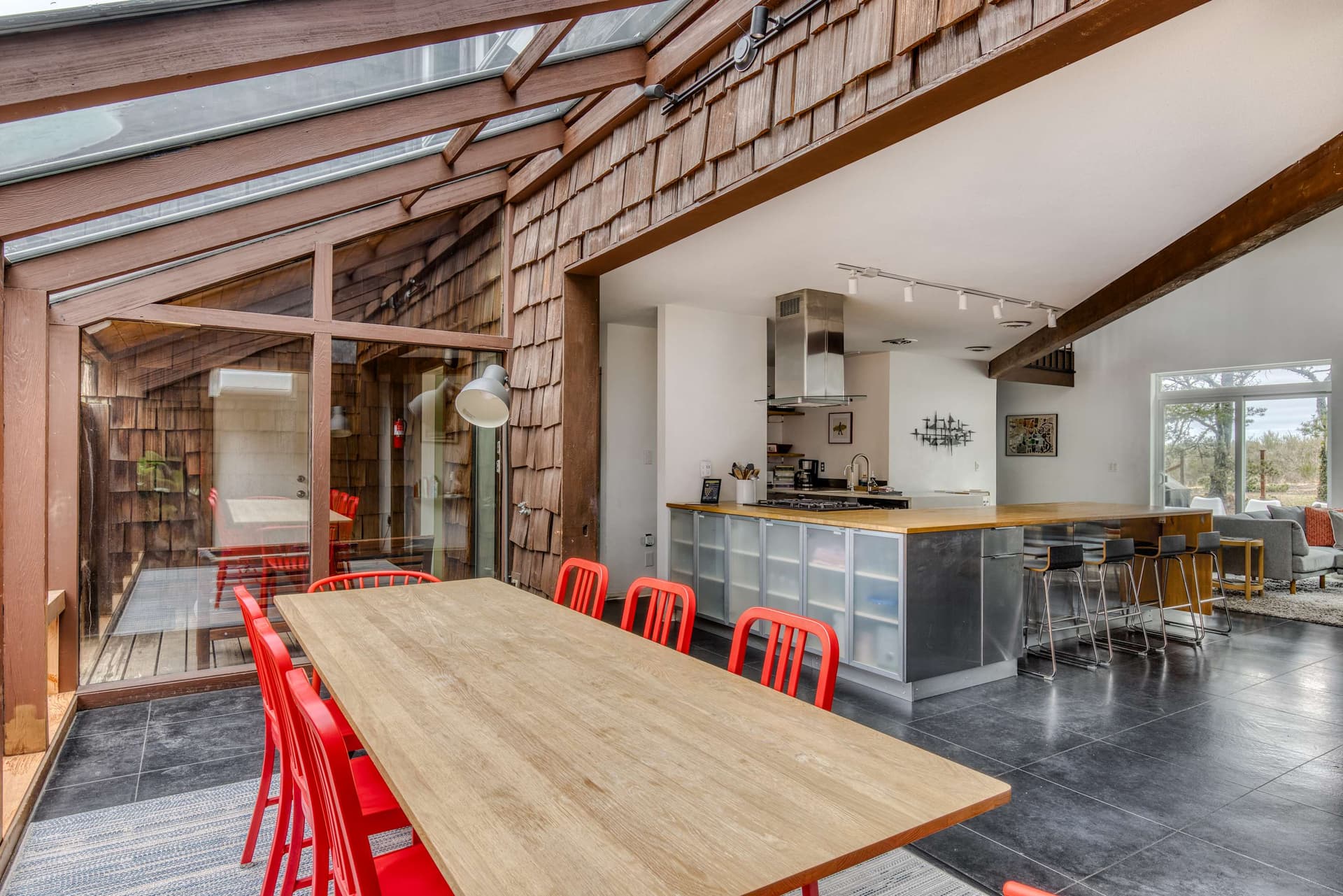 Blue Heron: Modern Retreat, Hot Tub, Chef Kitchen — photo 2