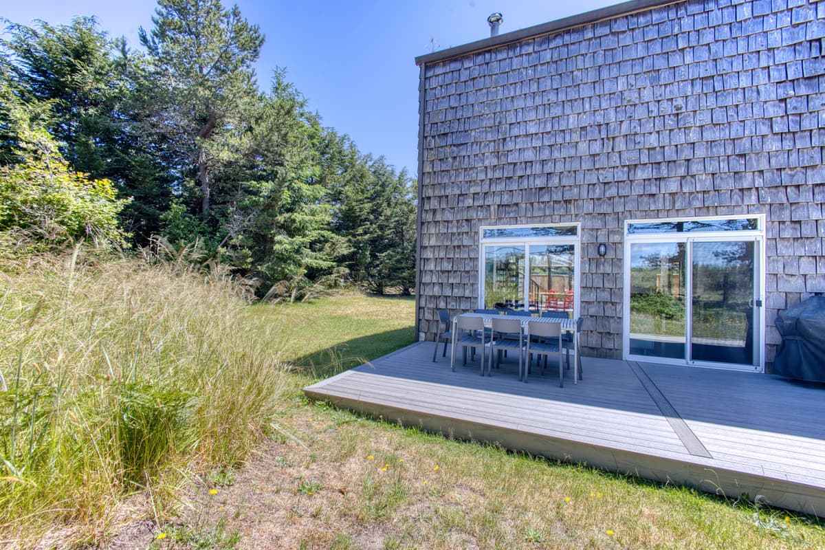 Blue Heron: Modern Retreat, Hot Tub, Chef Kitchen — photo 21