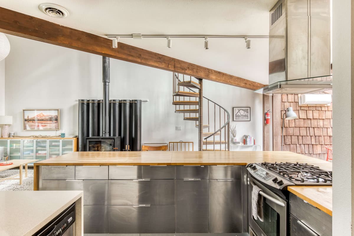 Blue Heron: Modern Retreat, Hot Tub, Chef Kitchen — photo 15