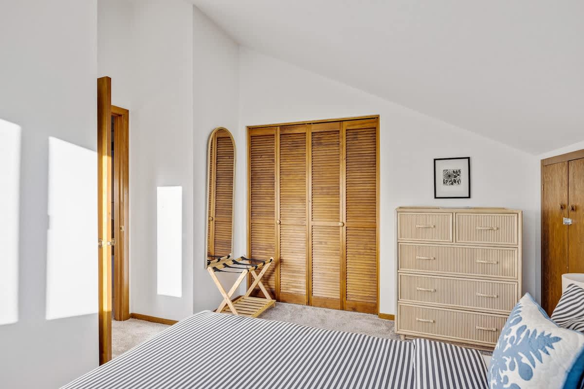 Blue Heron: Modern Retreat, Hot Tub, Chef Kitchen — photo 42