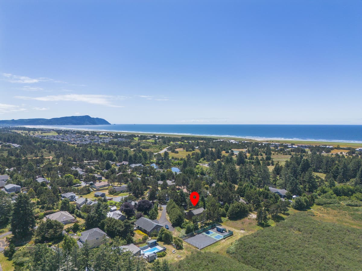 Blue Heron: Modern Retreat, Hot Tub, Chef Kitchen — photo 4