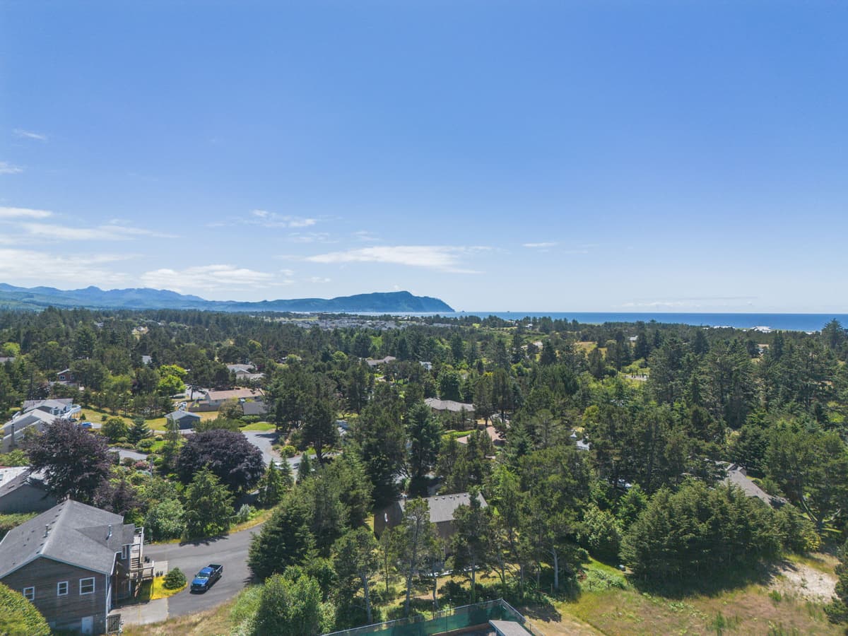 Blue Heron: Modern Retreat, Hot Tub, Chef Kitchen — photo 53