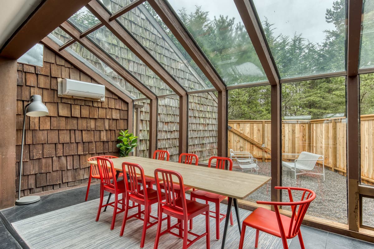 Blue Heron: Modern Retreat, Hot Tub, Chef Kitchen — photo 11