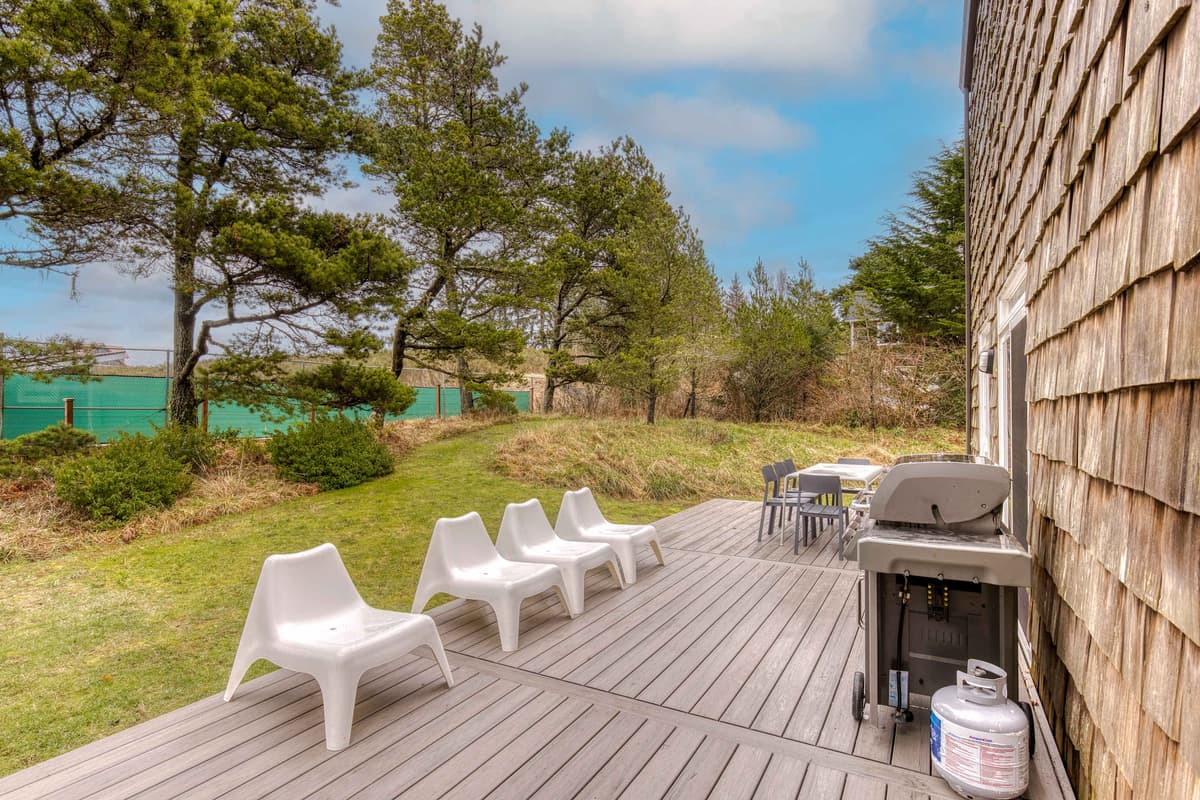 Blue Heron: Modern Retreat, Hot Tub, Chef Kitchen — photo 23