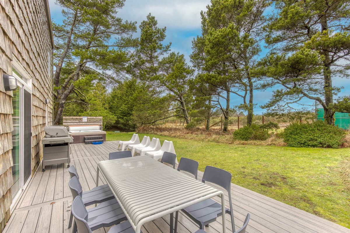 Blue Heron: Modern Retreat, Hot Tub, Chef Kitchen — photo 20