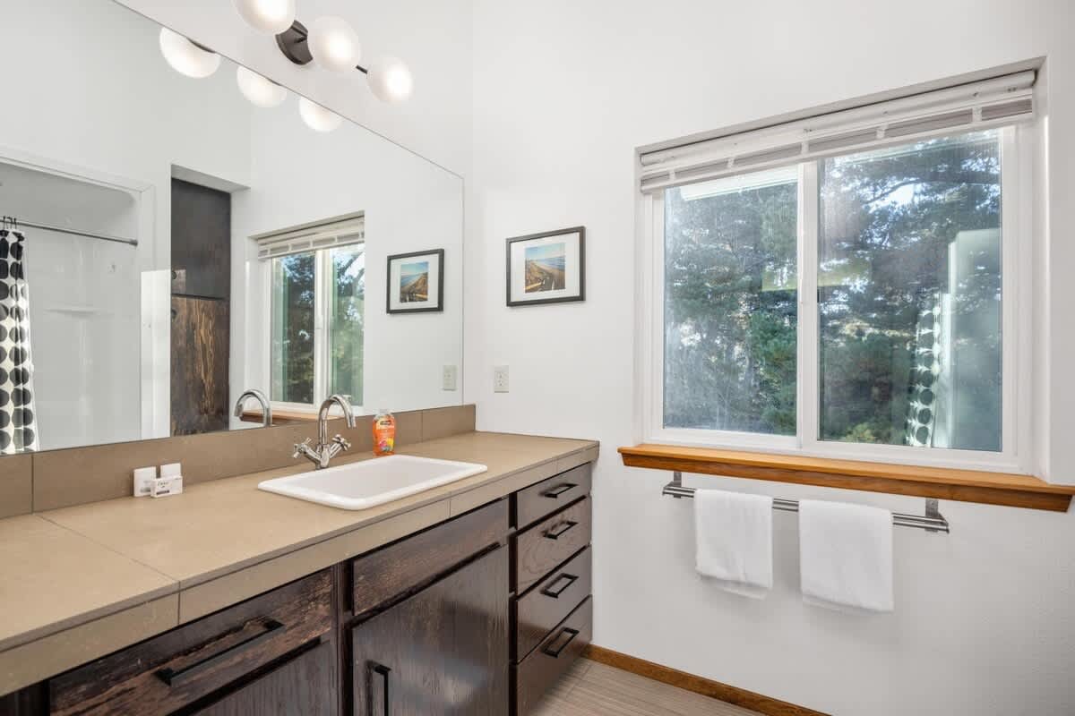 Blue Heron: Modern Retreat, Hot Tub, Chef Kitchen — photo 45