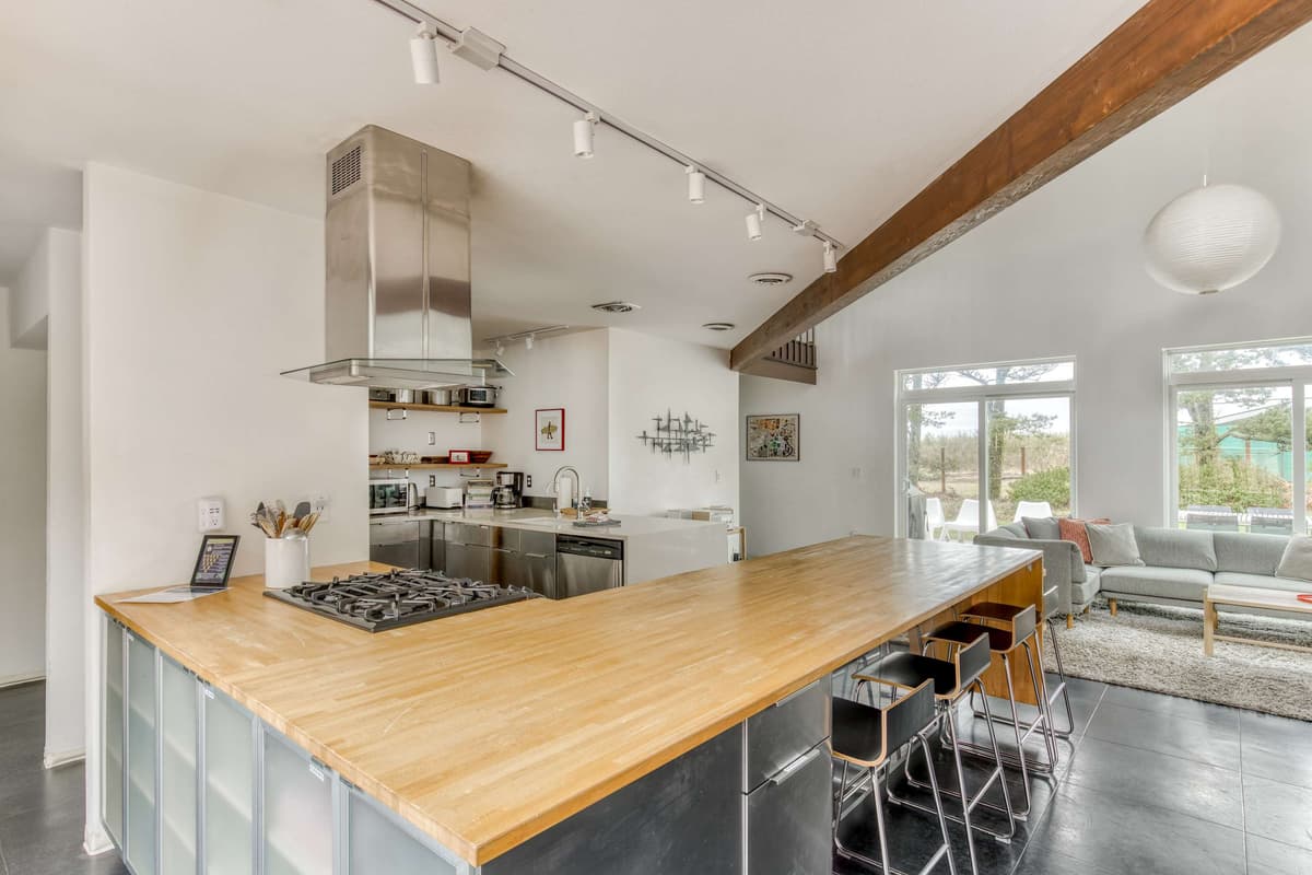 Blue Heron: Modern Retreat, Hot Tub, Chef Kitchen — photo 13