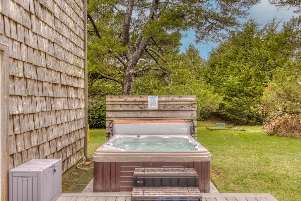 Blue Heron: Modern Retreat, Hot Tub, Chef Kitchen — photo 25
