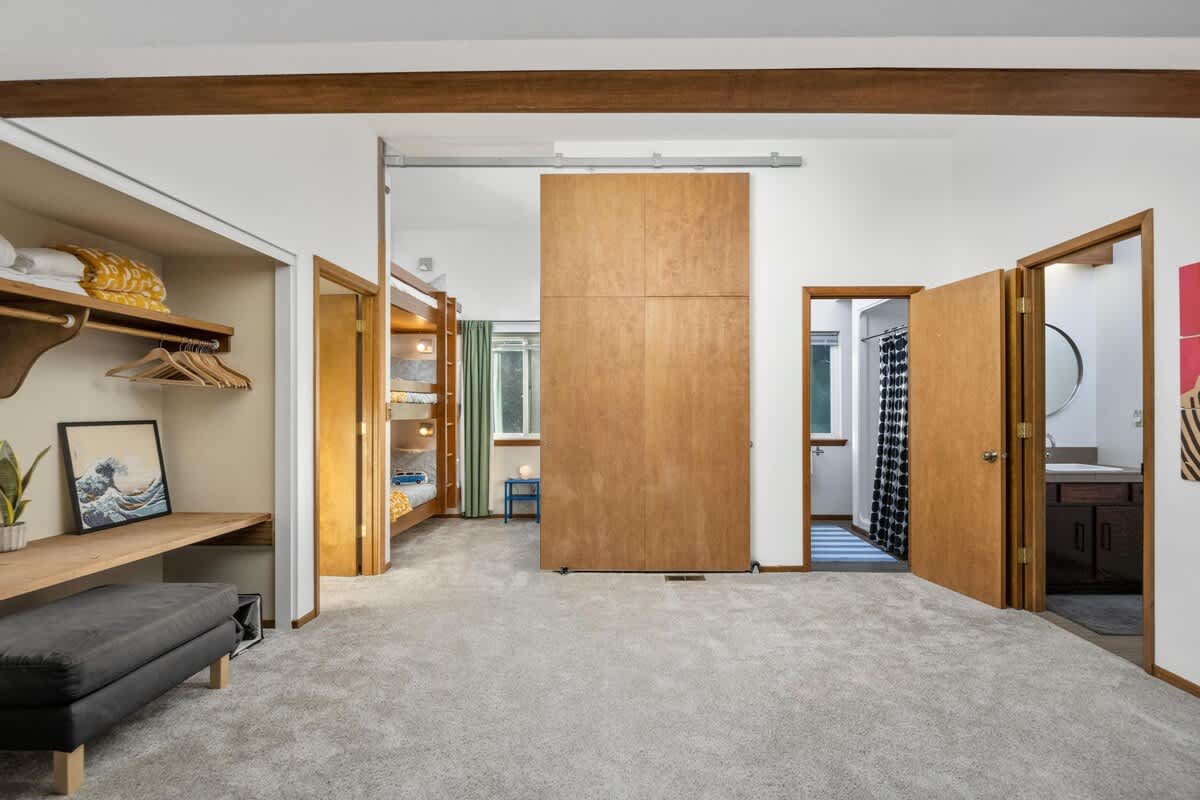 Blue Heron: Modern Retreat, Hot Tub, Chef Kitchen — photo 33