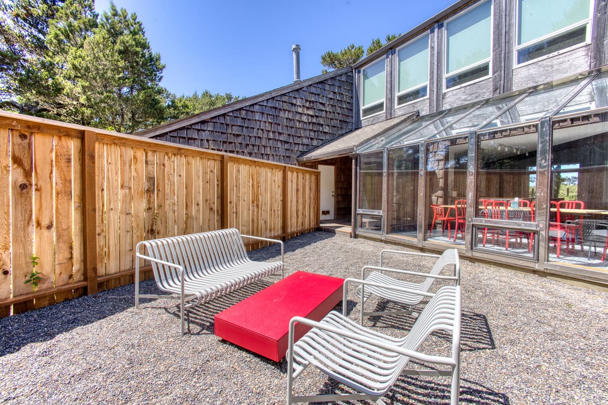 Blue Heron: Modern Retreat, Hot Tub, Chef Kitchen — photo 9