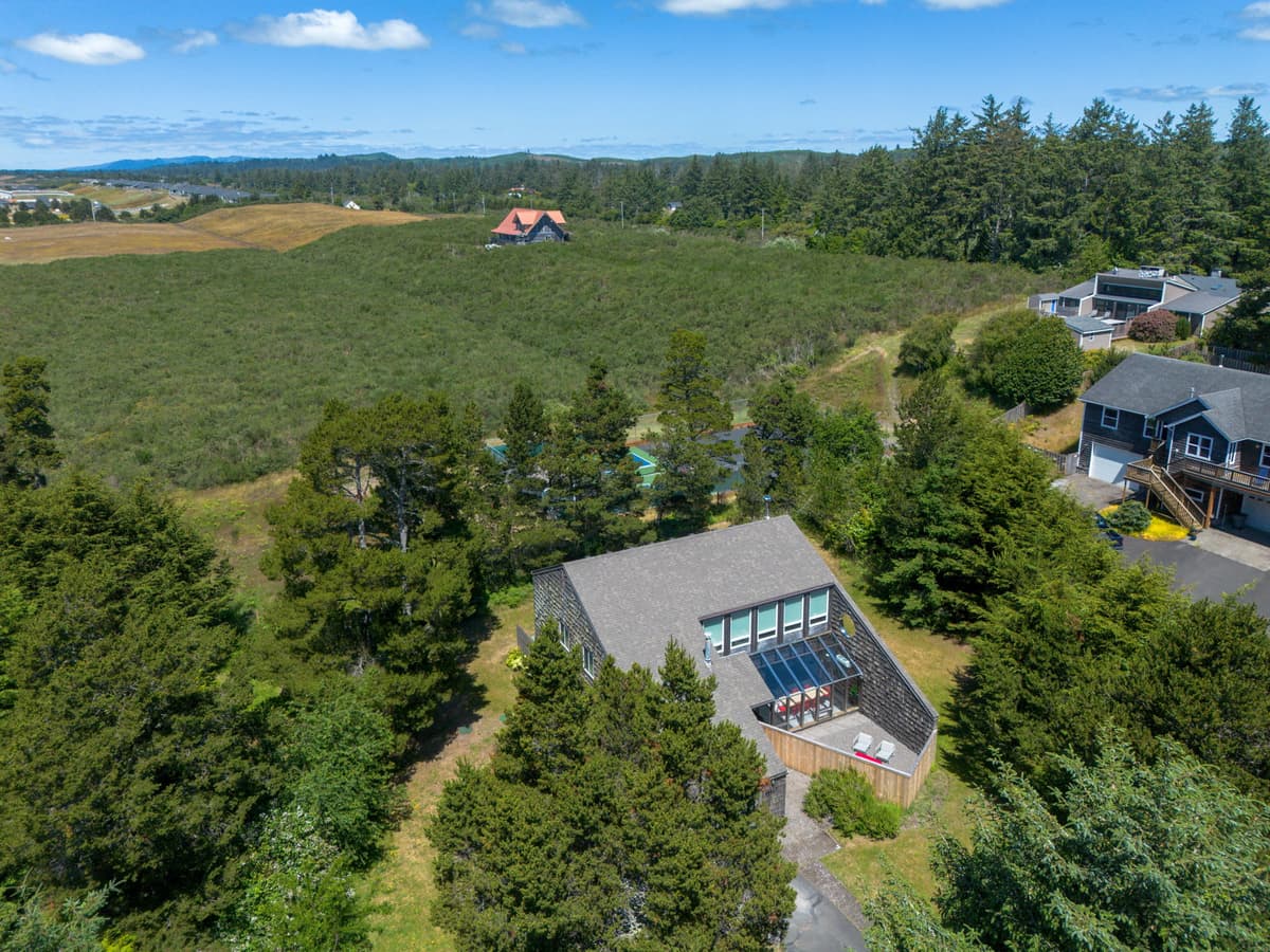 Blue Heron: Modern Retreat, Hot Tub, Chef Kitchen — photo 26