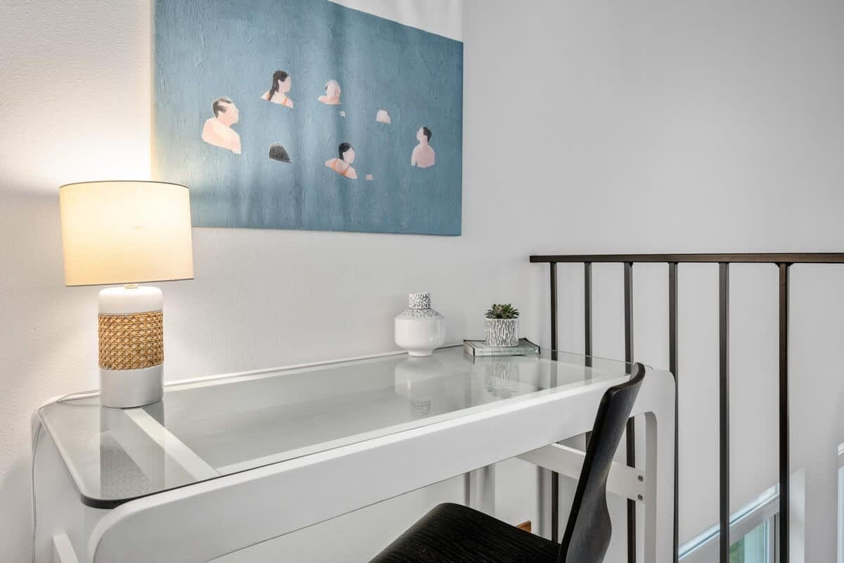 Blue Heron: Modern Retreat, Hot Tub, Chef Kitchen — photo 32