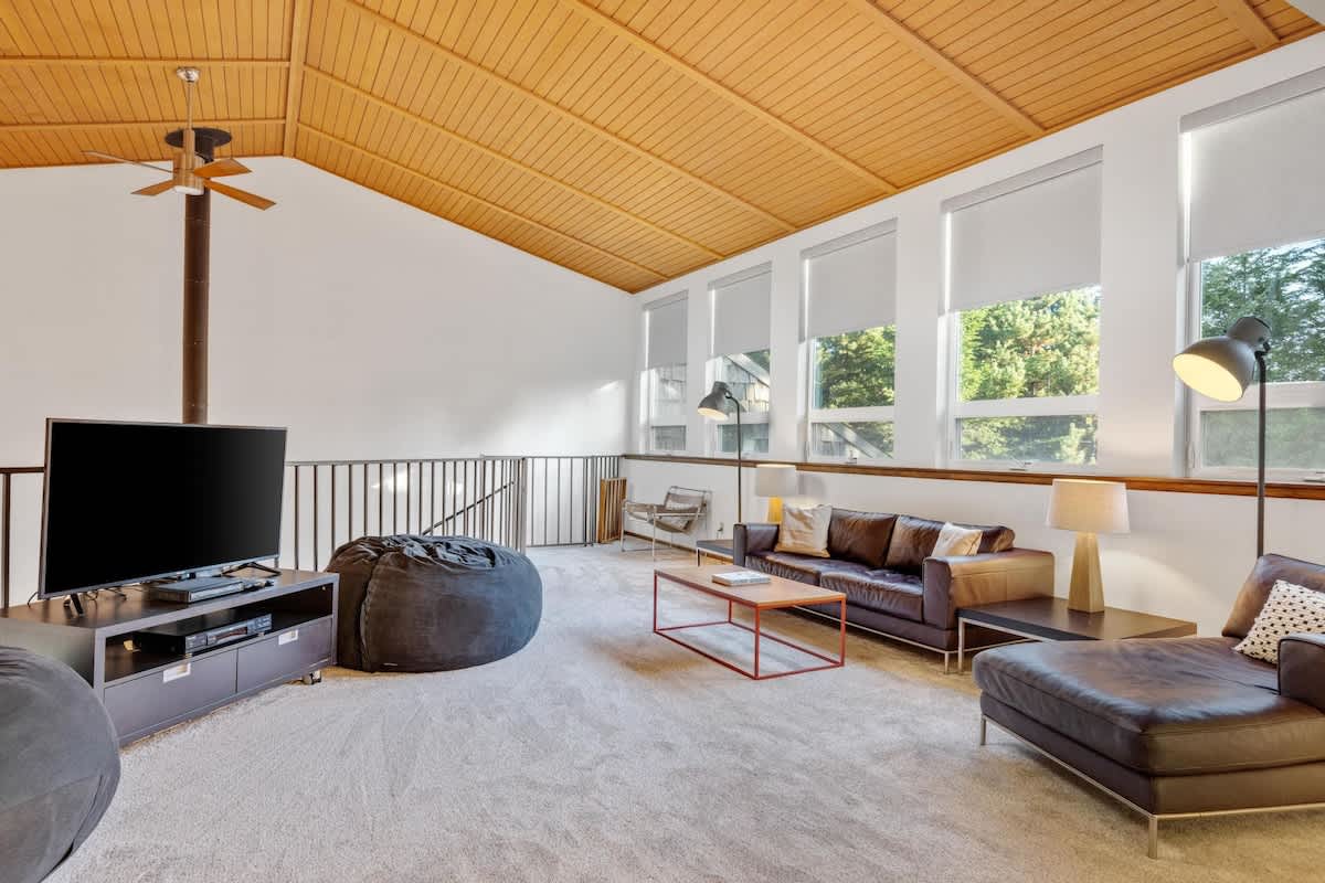 Blue Heron: Modern Retreat, Hot Tub, Chef Kitchen — photo 30