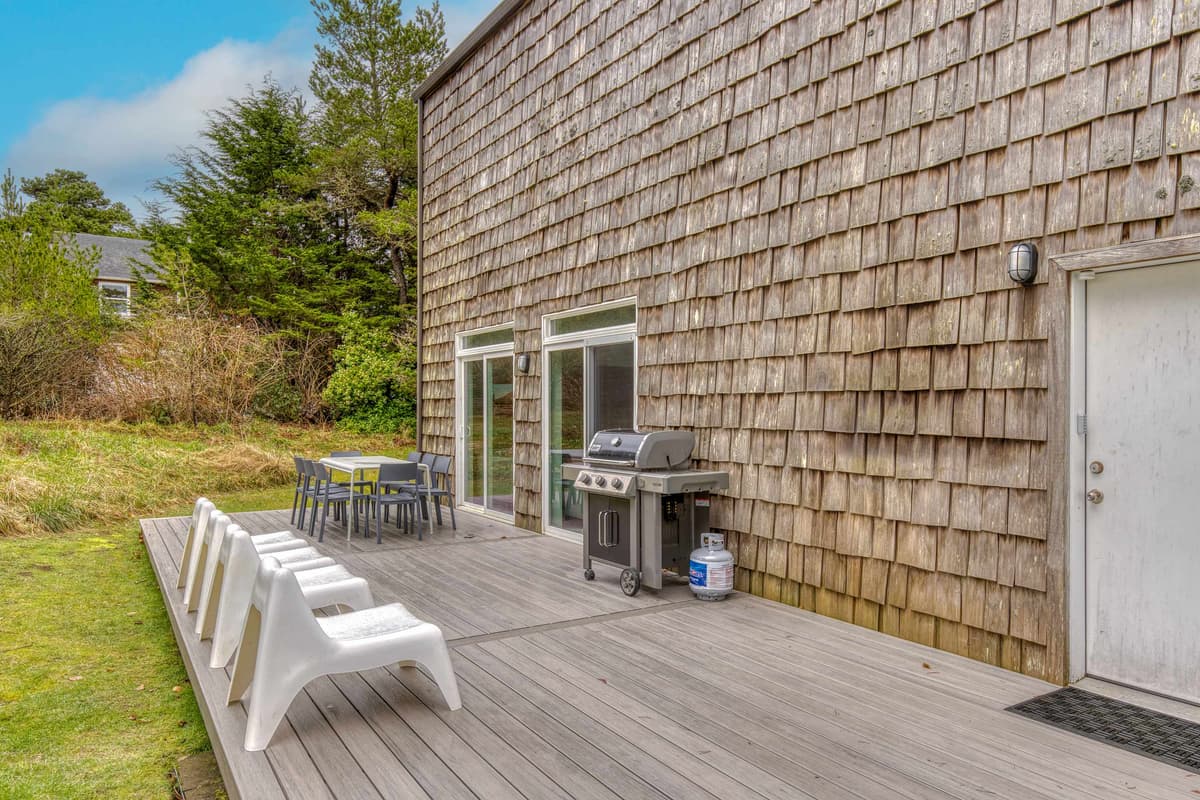 Blue Heron: Modern Retreat, Hot Tub, Chef Kitchen — photo 22