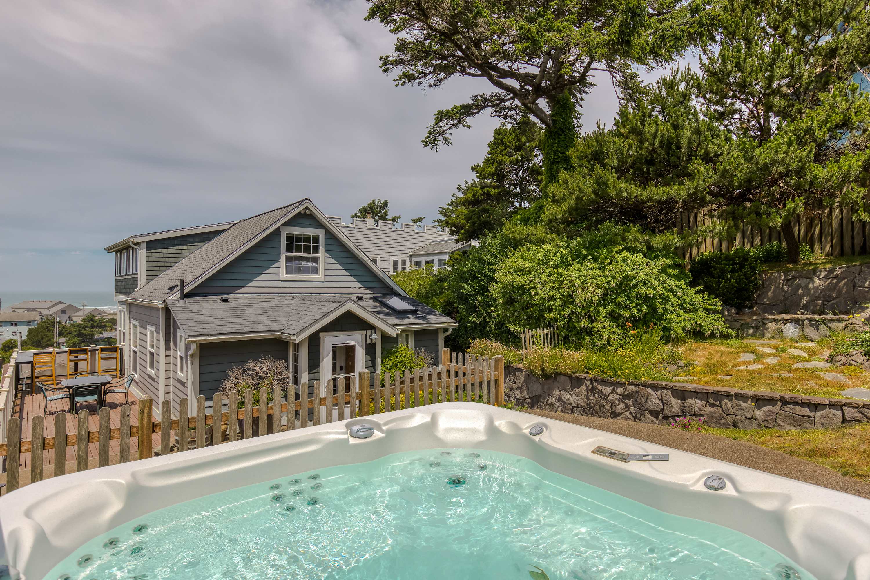 Castello Del Mare - Ocean views, Hot tub, Dogs OK